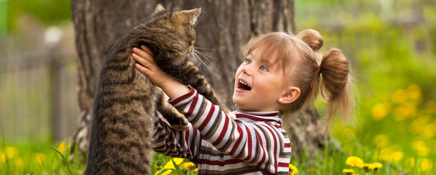 Niña cargando a mascota