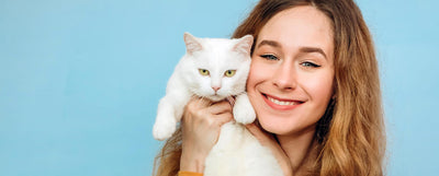 Mujer feliz con gato